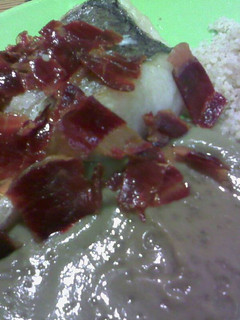 Una foto de Merluza con mijo, crema de alcachofas y crujiente de jamón