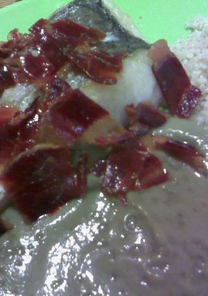 Foto principal de Merluza con mijo, crema de alcachofas y crujiente de jamón