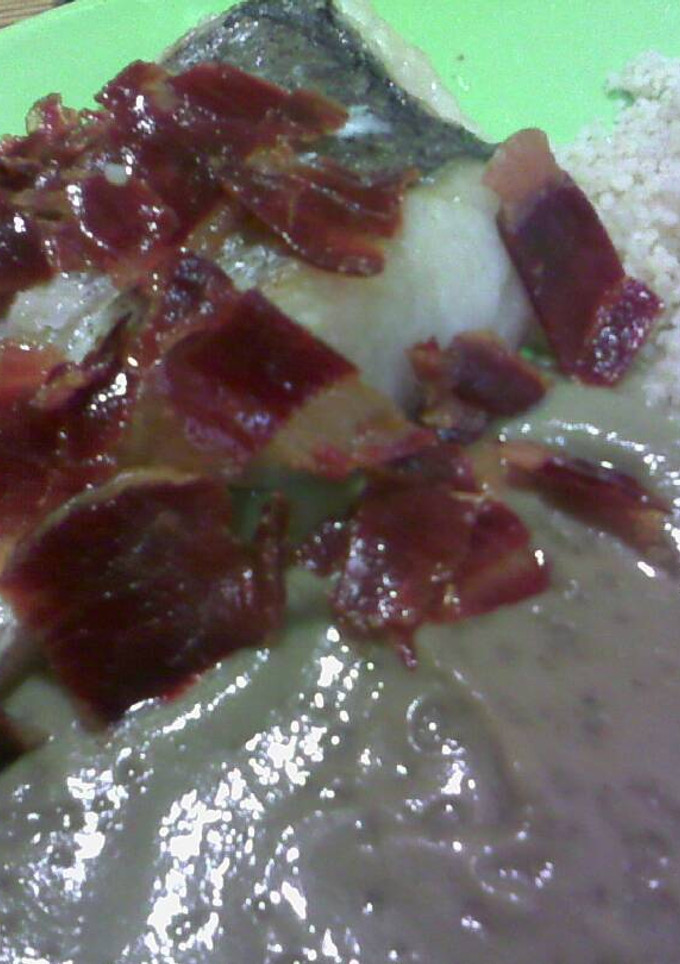 Una foto de Merluza con mijo, crema de alcachofas y crujiente de jamón