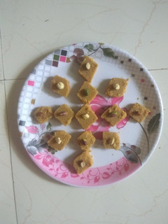 સુખડી(sukhdi in Gujarati) રેસીપી મુખ્ય ફોટો