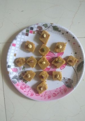 સુખડી(sukhdi in Gujarati) રેસીપી મુખ્ય ફોટો
