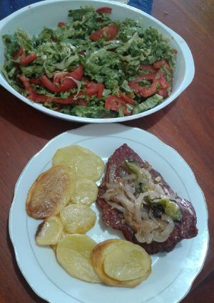 Una foto de Carne al horno con guarnición