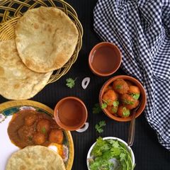 A picture of Radhaballavi (Urad dal kachori).