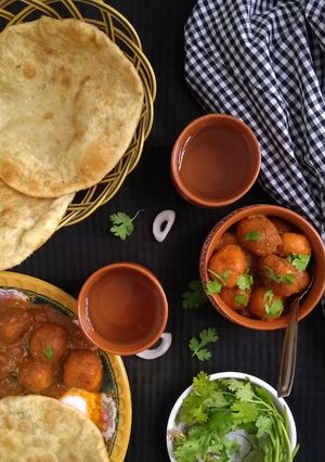 A picture of Radhaballavi (Urad dal kachori).