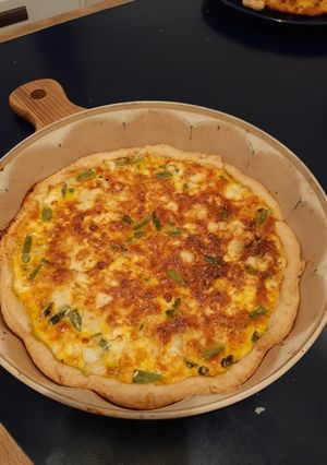A picture of Asparagi and Goat cheese quiche.