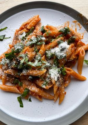 Una foto de Salsa de berenjenas, aceitunas y albahaca para pasta