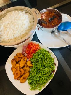 White rice and stew with plantain & salad ainihin hoton girkin