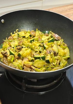 Foto principal de Fideuà al curry de verduras con champiñón