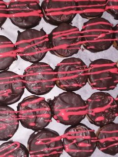 Una foto de Mini alfajores de chocolate y dulce de leche 🍫