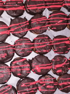 Una foto de Mini alfajores de chocolate y dulce de leche 🍫