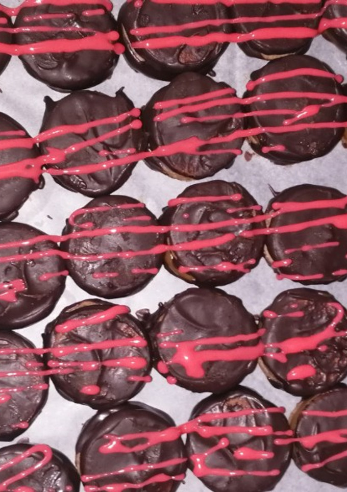 Una foto de Mini alfajores de chocolate y dulce de leche 🍫