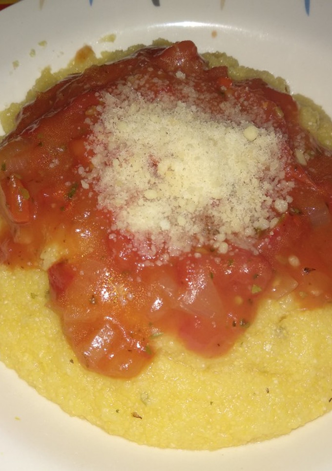 Una foto de Polenta con queso y salsa
