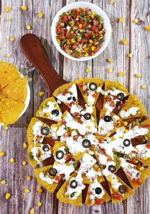 ચીઝી લોડૅડ નાચોસ (Cheesy Loaded Nachos recipe in Gujarati) રેસીપી મુખ્ય ફોટો