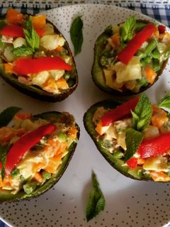 Una foto de Aguacates rellenos con verdura