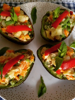 Una foto de Aguacates rellenos con verdura