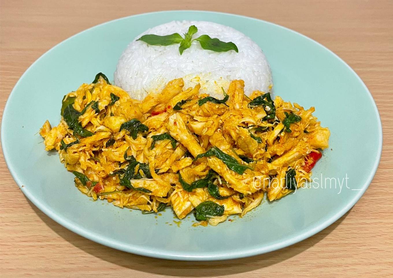 Ayam suwir daun kemangi