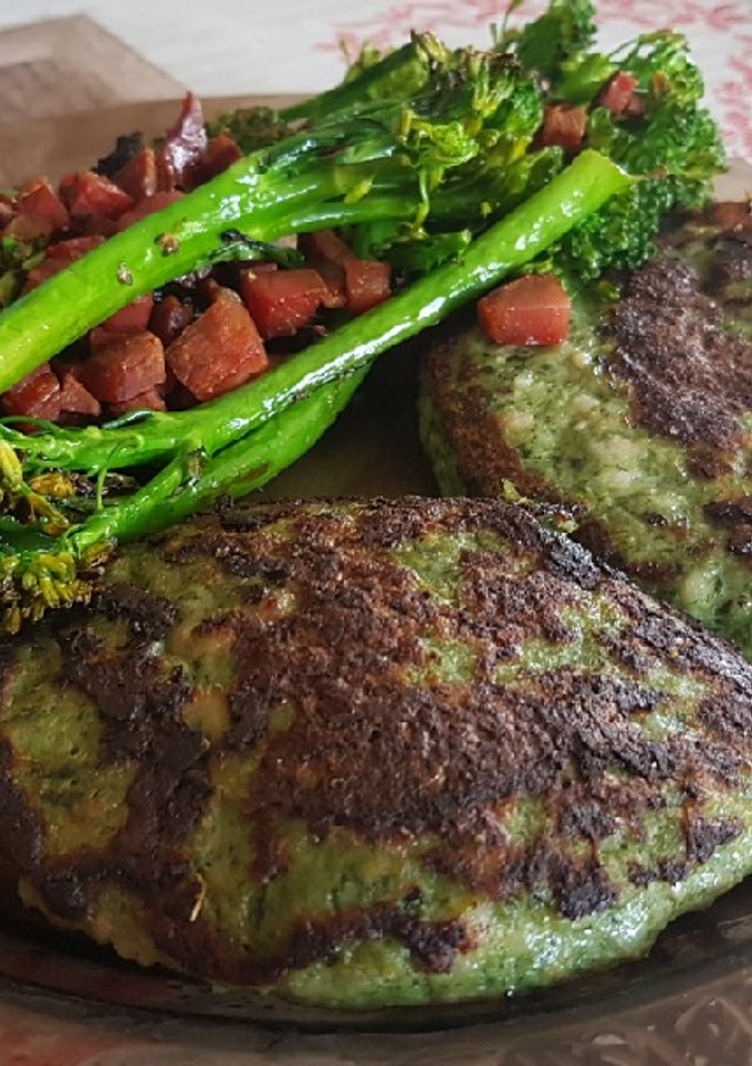 Una foto de Hamburguesa de espinacas con salteado de bimi