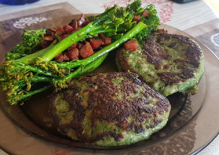 Hamburguesa de espinacas con salteado de bimi