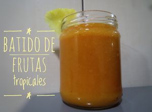 Una foto de Batido de frutas tropicales