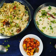 A picture of Sahi mutter pulav or kadhi.