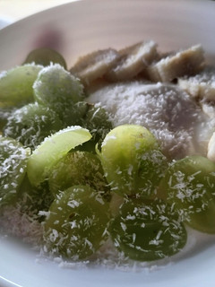 Una foto de Snack de uvas y plátano