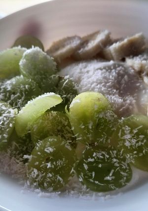 Una foto de Snack de uvas y plátano