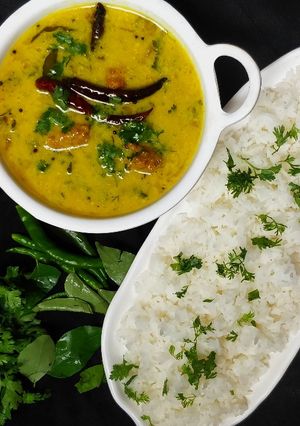 A picture of Punjabi kadhi pakode.