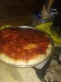 Pizzería del gatito que da todo exquisito con tomate mozzarella aceituna y lo que quieras