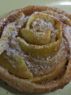 Una foto de Flores de hojaldre y manzana