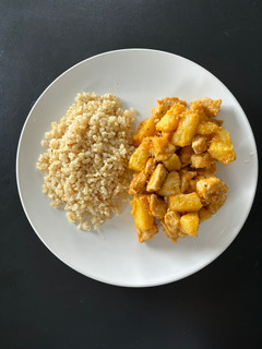Una foto de Pollo con piña, peanut curry y arroz integral 👩🏼🍳