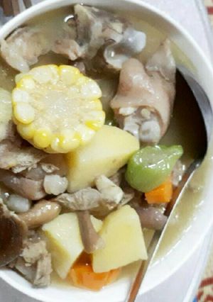 Hình của món Canh móng giò nấu rau củ.