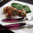 Baconbe göngyölt gombával töltött csirkemell