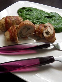 Baconbe göngyölt gombával töltött csirkemell recept fotója