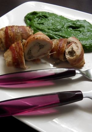 Baconbe göngyölt gombával töltött csirkemell recept fotója