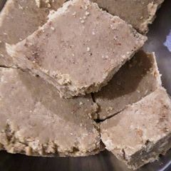Gud papdi (Sukhadi) A picture of Gud papdi (Sukhadi).