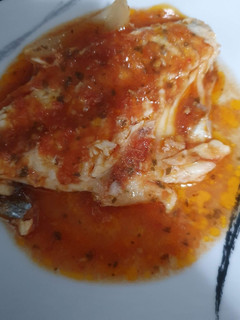 Una foto de Dorada en salsa marinera