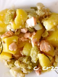 Una foto de Patatas con romanesco y salmón
