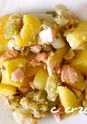 Una foto de Patatas con romanesco y salmón