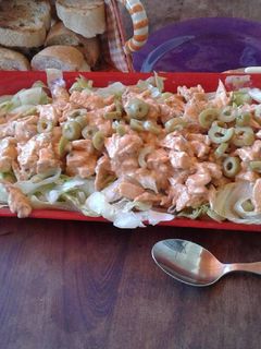 Una foto de Ensalada de pollo con queso blanco y barbacoa