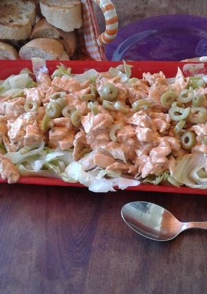 Una foto de Ensalada de pollo con queso blanco y barbacoa