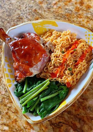 Hình của món Mì trộn đùi vịt quay.