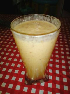 Una foto de Licuado de durazno, 🍌, Chía, avena y yogurt 👏👏💪💪💪😊