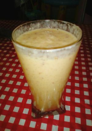 Una foto de Licuado de durazno, 🍌, Chía, avena y yogurt 👏👏💪💪💪😊