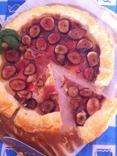 Una foto de Hojaldre con higos y jamón/ Pasta Sfoglia di Fichi e Prosciutto Crudo