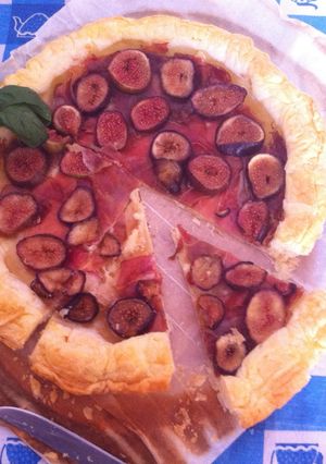 Una foto de Hojaldre con higos y jamón/ Pasta Sfoglia di Fichi e Prosciutto Crudo