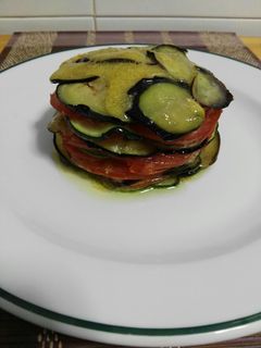 Una foto de Timbal de berenjena, calabacín y tomate