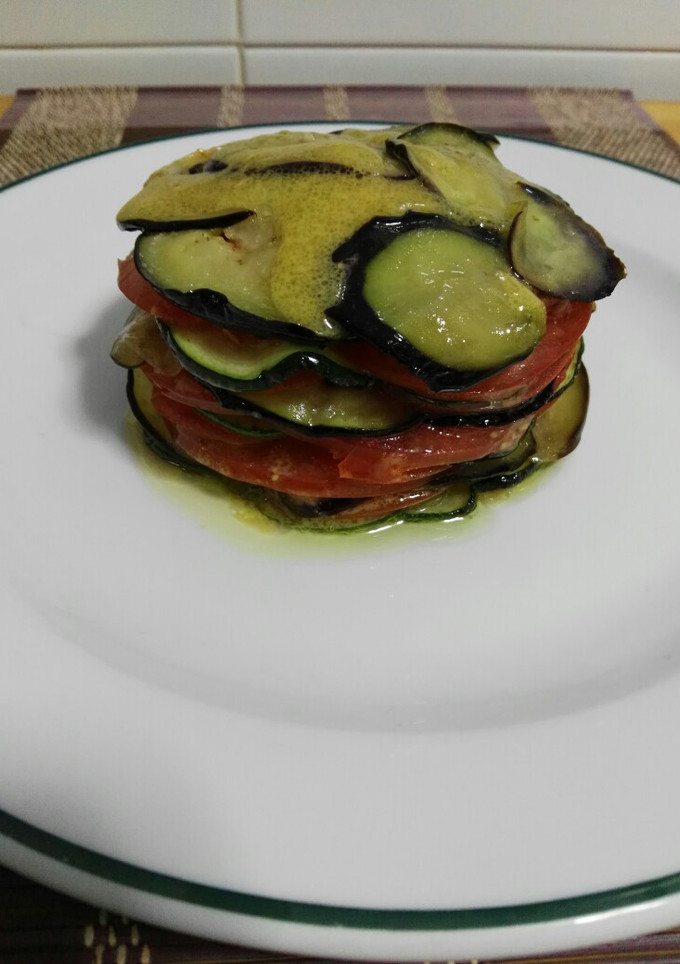 Una foto de Timbal de berenjena, calabacín y tomate