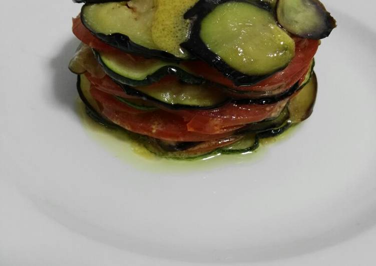 Timbal de berenjena, calabacín y tomate