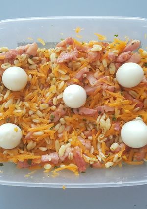 Une photo de Salade de blé,lardons,carottes,œufs de cailles