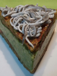 Una foto de Pastel de arroz con aguacate y gulas